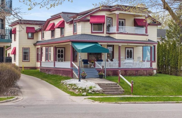 4 Bedroom Charlevoix Lakeview Home
