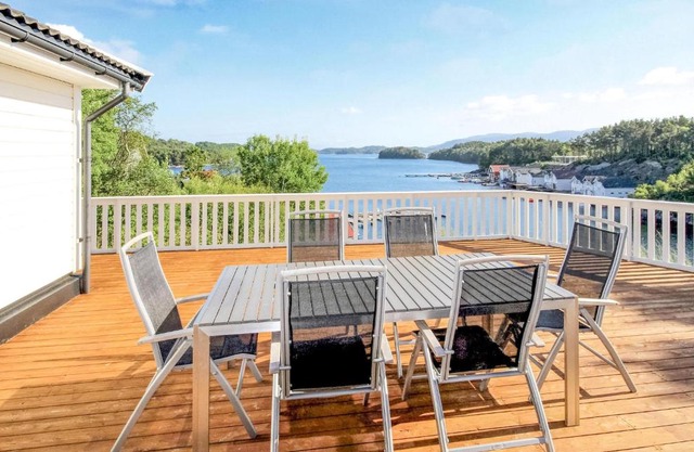 4 Bedroom Cozy Home In Auklandshamn