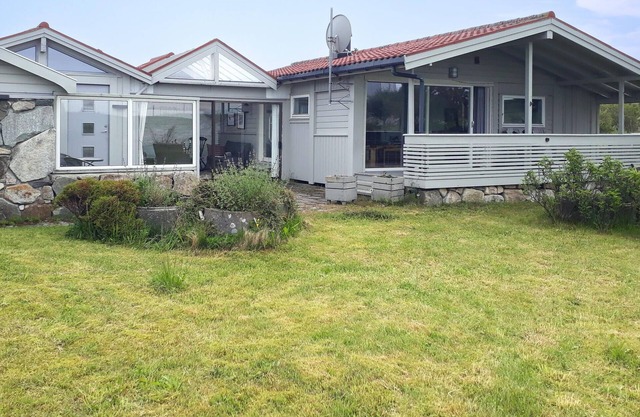 4 bedroom cozy home in Sirevåg