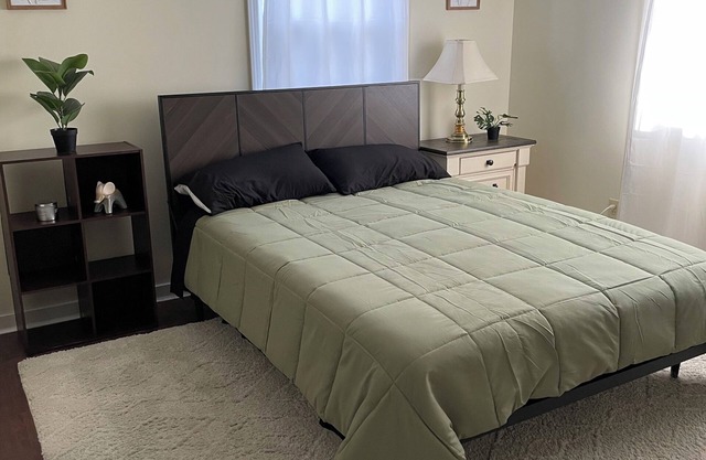 4-bedroom cozy house in Laureldale with WiFi, AC and off-street parking.