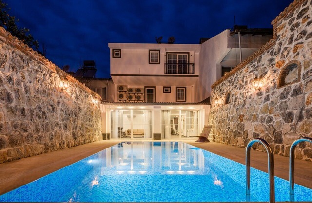 4 Bedroom Detached Villa Hus with Sea View & Private Pool by Solo Villa