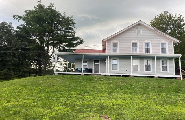 4 Bedroom Farmhouse with a hot tub