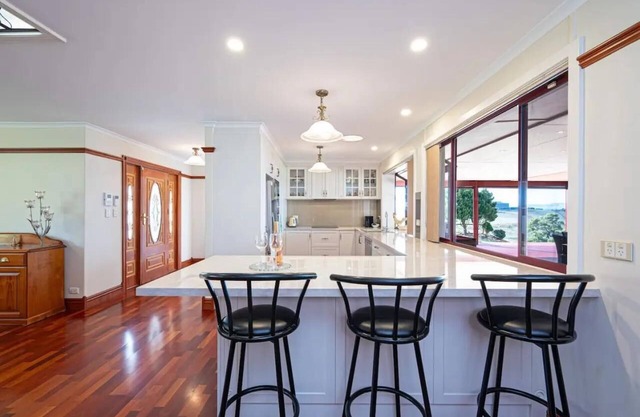 4-Bedroom Getaway with Panoramic Views and Close to Barossa Valley Attractions
