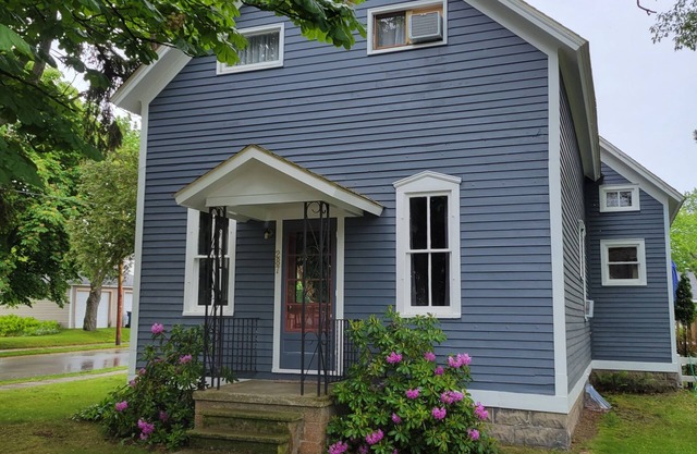 4 BEDROOM HOME IN MANISTEE MI. Walk to the Lake! Deck!