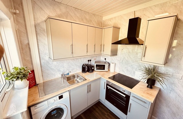 4 Bedroom House 2 Bathroom - Derby -Close To R/R