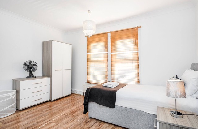 4 bedroom House, Free Parking, Contractor's Haven