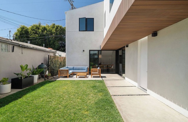 4-bedroom house in charming Culver near Venice with AC, WiFi and great walking