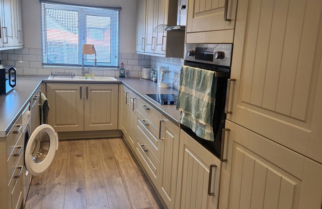 4-bedroom house in charming Pitsea with WiFi