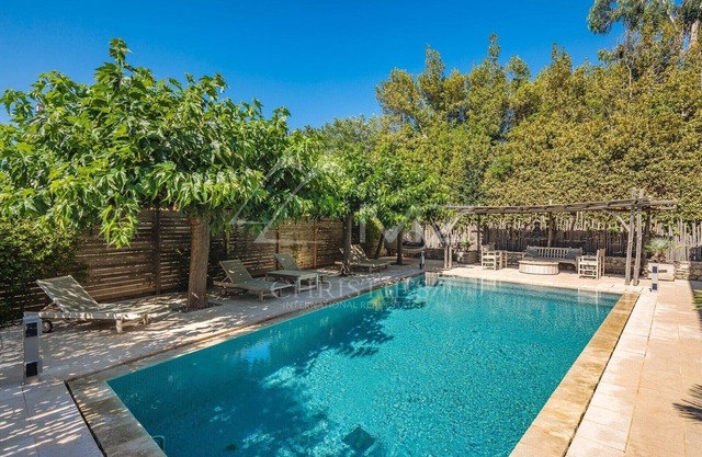 4 bedroom house w/airco, 2 parking spaces, pool, 7 min walk to Place des Lices