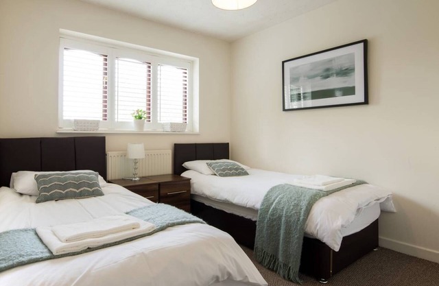 4 bedroom House with Parking and Free Wifi