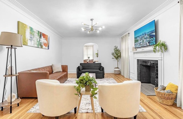 4 Bedroom King bed 7 Min to Uptown 10Min to Airport