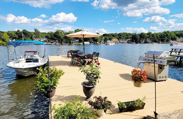 4 Bedroom Lake Hopatcong Lakehouse with Kayaks and Paddleboat