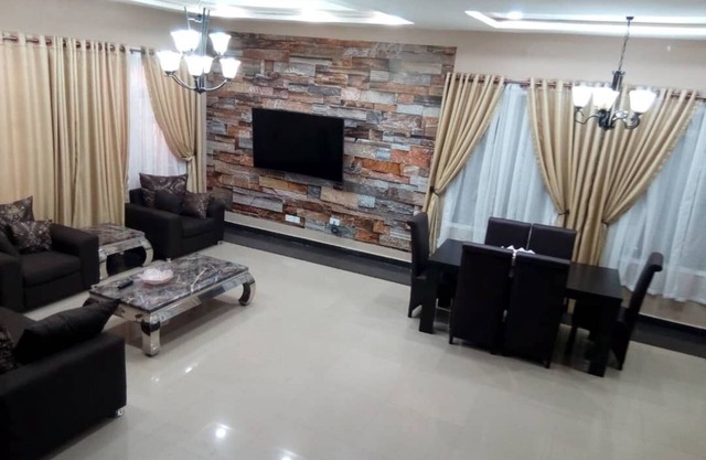 4 Bedroom Luxury HomeAwayFromHome-Unlimited WiFi