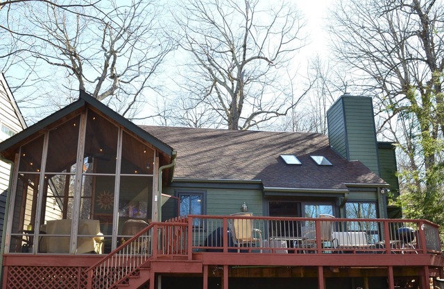 4 Bedroom mountain cabin in the relaxing Wintergreen Resort with AC & Fireplace