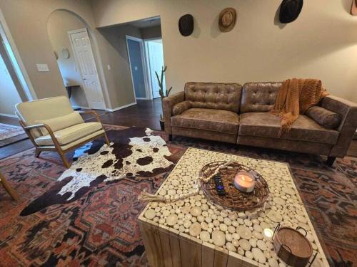 4 bedroom pet friendly grill under 5 min to airport and Choctaw Casino