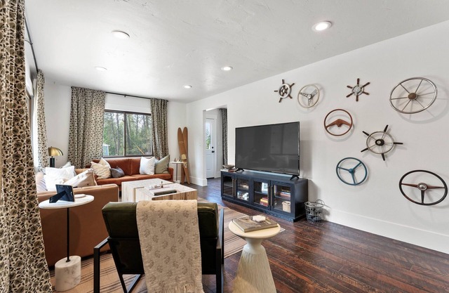 4-bedroom Private Lake House in charming Nine Mile Falls