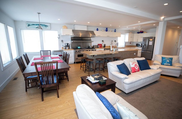 4 Bedroom Ship Bottom Beach House w/Hot Tub + Game room! 1 Block to the Beach!n