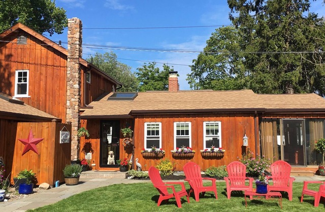 4 bedroom - steps to sandy beach in perfect location!