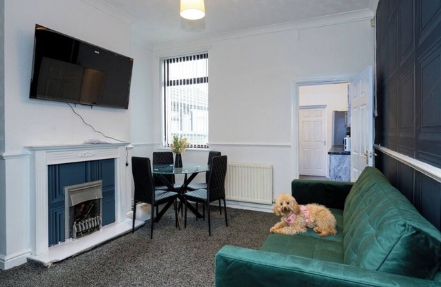 4-bedroom- Stoke-on-Trent sleeps 8- pet friendly