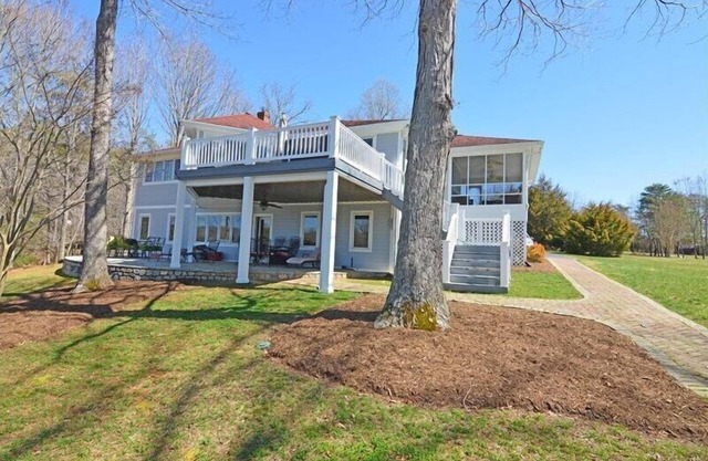 4 Bedrooms, 1 Flex Room, 2½ Bathrooms! Flat Lot & SANDY BEACH! Pet Friendly! Come Visit "Pearl's P
