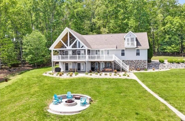 4 Bedrooms, 1 Flex Rooms, 5 Bathrooms! SANDY BEACH & HOT TUB! A Real "Family Retreat"!