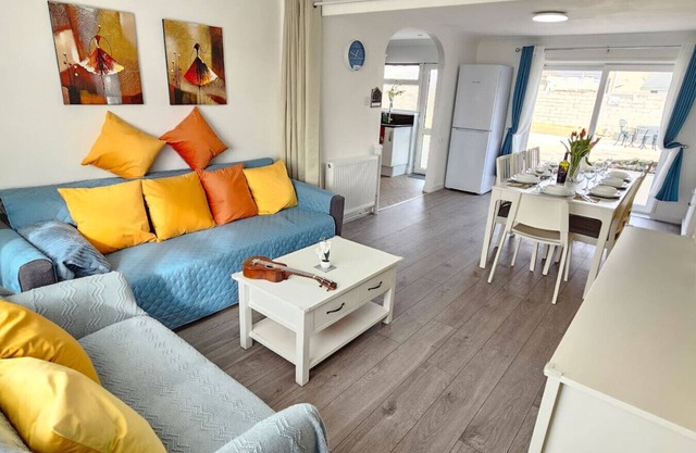 4 Bedrooms/2 Baths, 8 minutes Walk To The Beach