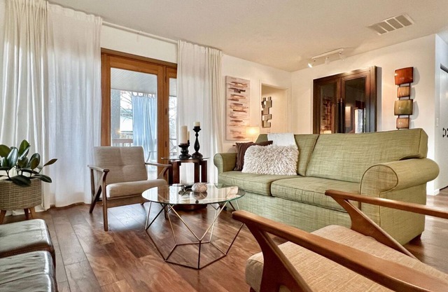 4 Bedrooms, 4.5 bathrooms. Enjoy this clean, comfortable home away from home.