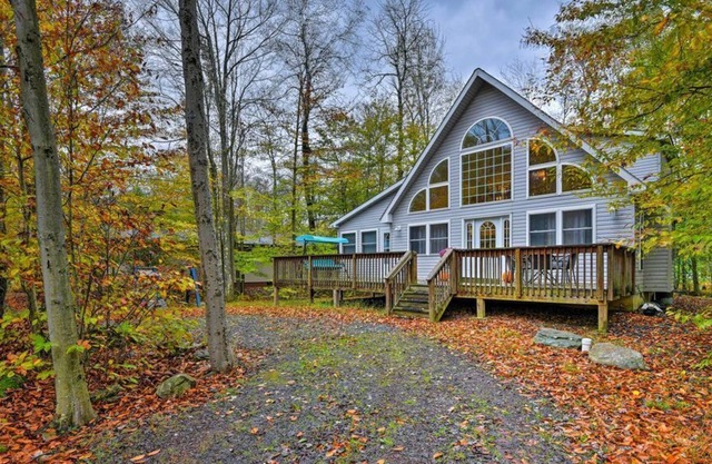 4 bedrooms Chalet with hot tub, firepit, kayak in Pocono Lake Resort Community