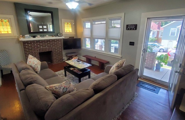 4 BEDS .8 Mile Cincinnati 3 Block Walk To River 1,500sf 9' Ceiling Kitchen HOUSE