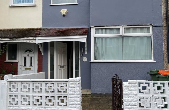 4 Beds, Sleeps 15, near Lcy Airport & ExCel London