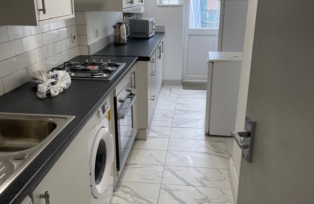 4 Beds, Sleeps 15, Near Lcy Airport & Excel London
