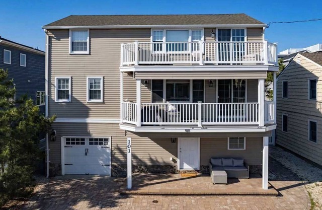 4 BR Beach Block Oceanview Home - Game Room, Hot Tub, Beach Chairs & Umbrellas,
