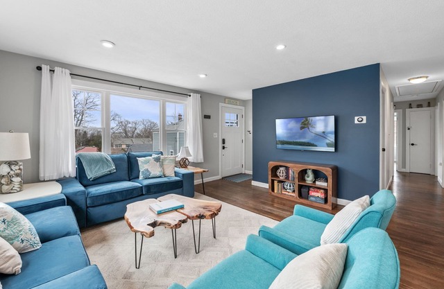 4 BR Home l Walk to Beaches & Downtown l Reserved Parking & Beach Gear included
