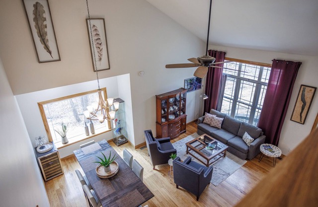 4 BR Home w/Game Room. 3 Min from WGI & minutes from Wine Trail.