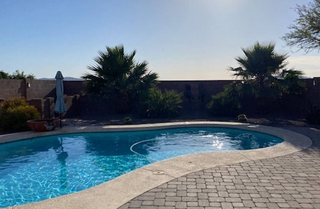 4 Br + loft 2000 SQ Dog friendly home with *Heated Pool*