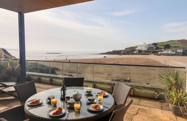4 BURGH ISLAND CAUSEWAY, pet friendly, with pool in Bigbury