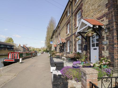 4 Canalside Cottages