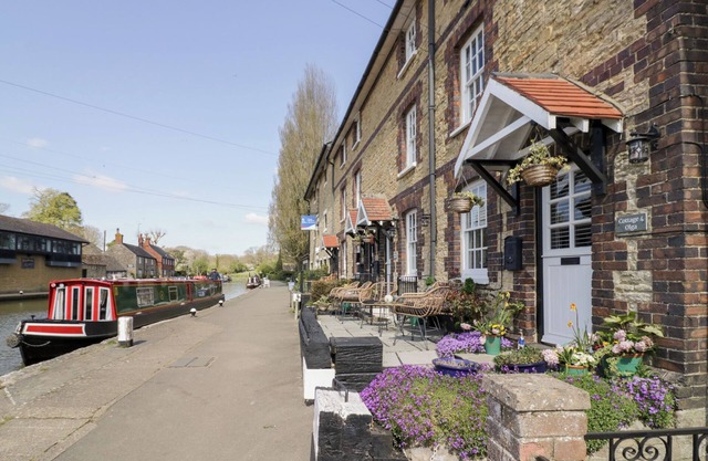 4 CANALSIDE COTTAGES, pet friendly, with a garden in Roade