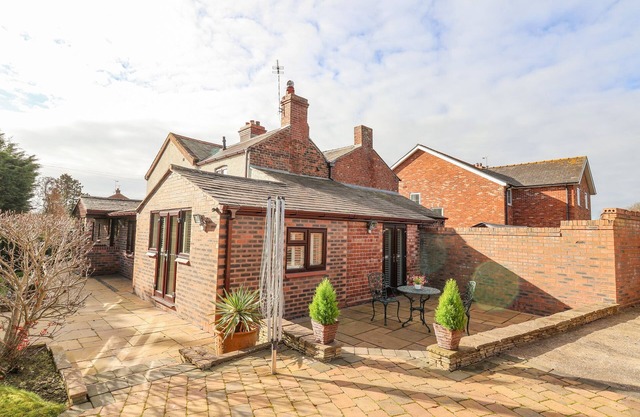 4 GREEN FARM COTTAGE, family friendly, with a garden in Saughall