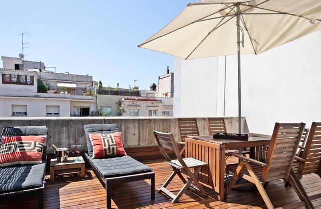 4-guest apt. in Sant Gervasi w/terrace & balcony