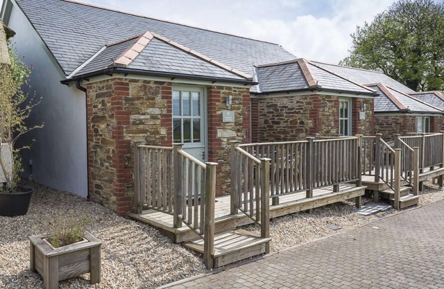 4 KEEPER'S COTTAGE, HILLFIELD VILLAGE, family friendly in Dartmouth