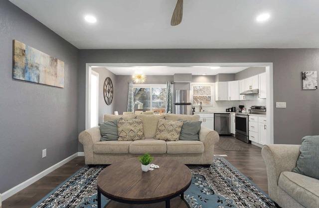 4 KING BEDS Updated+Convenient Location
