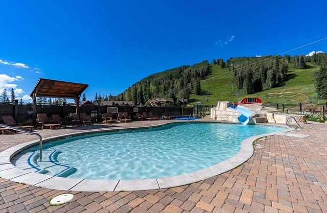 4 Master Suites, Ski Shuttle, 2 Minutes to Skiing!