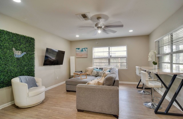 4 Mi to Dtwn: Pet-Friendly Tampa Retreat