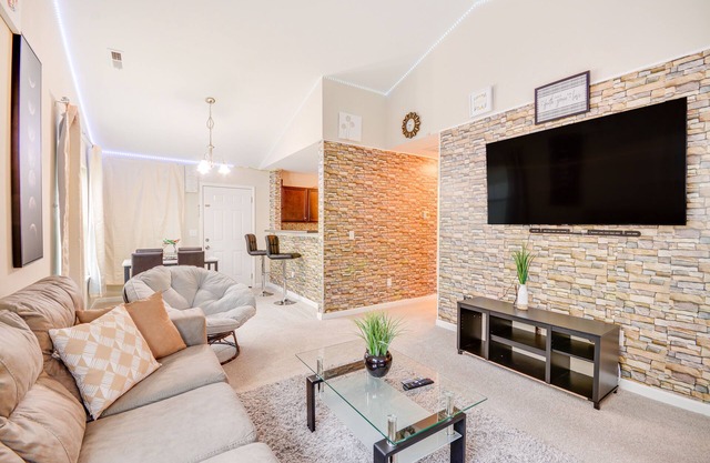 4 Mi to HPU: Pet-Friendly Home w/Yard!