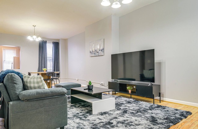 4 Mi to Inner Harbor & JHU: Baltimore Townhome!