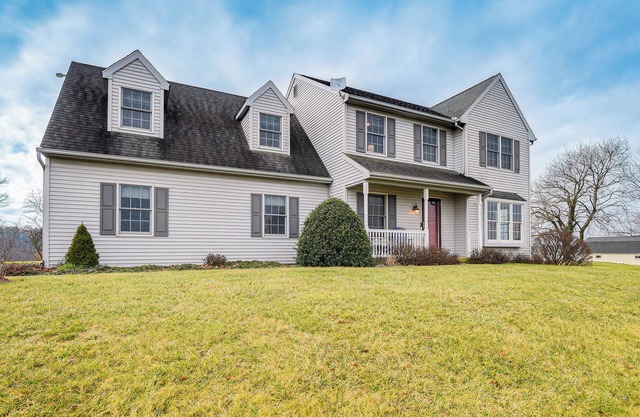 4 Mi to the Amish Village: Spacious Home w/Deck!