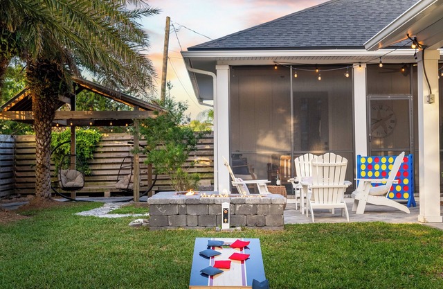 4 Min Walk to Beach~Golf Sim~Hot Tub~Private Backyard~Fire Pit~Outdoor Shower