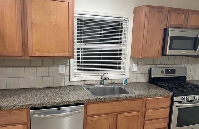 4 mint walk train station. 6 Minutes drive from MacArthur Airport. free food