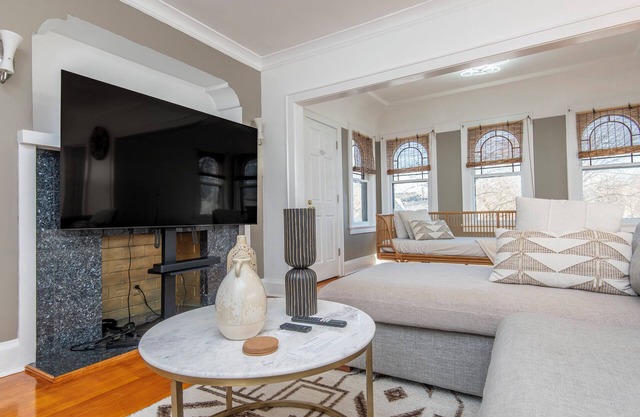 4 Minutes Walk to Lake Michigan Atwater Park Beach Balconies. Pet Friendly